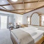 Отель Trofana Royal 5 5*